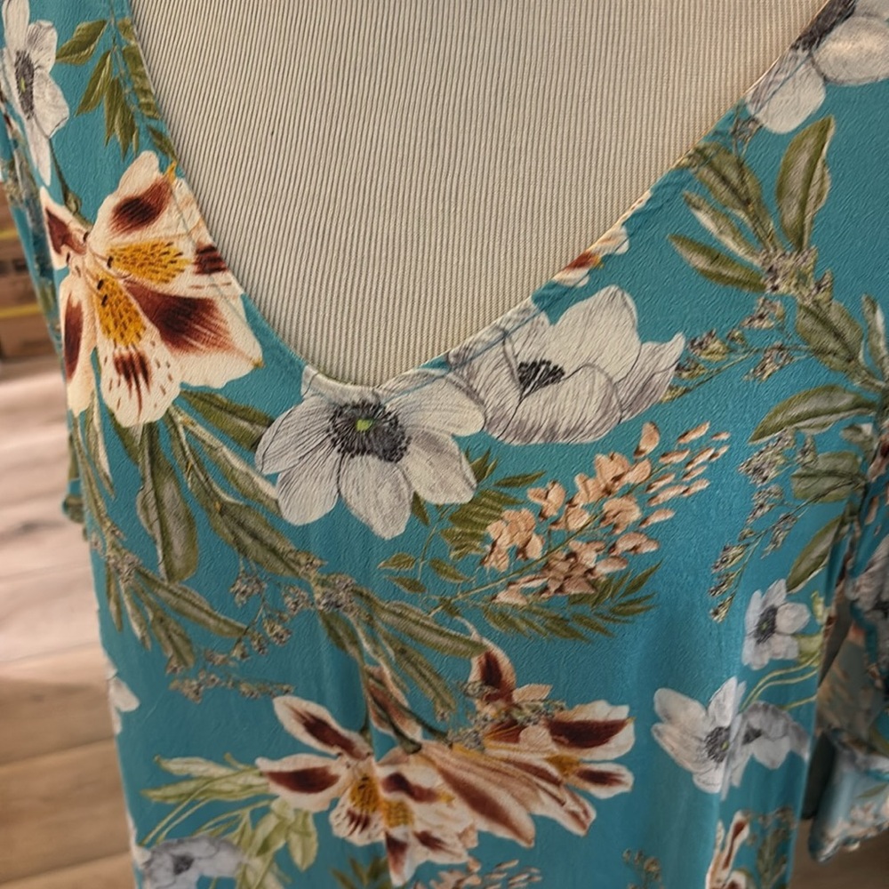 Karen Kane floral Blue and White Blouse with cold shoulder butterfly sleeves - Picture 6 of 10